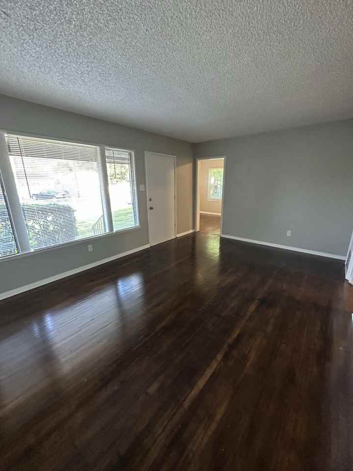 1235 Roxbury Dr - Photo 7 of 19