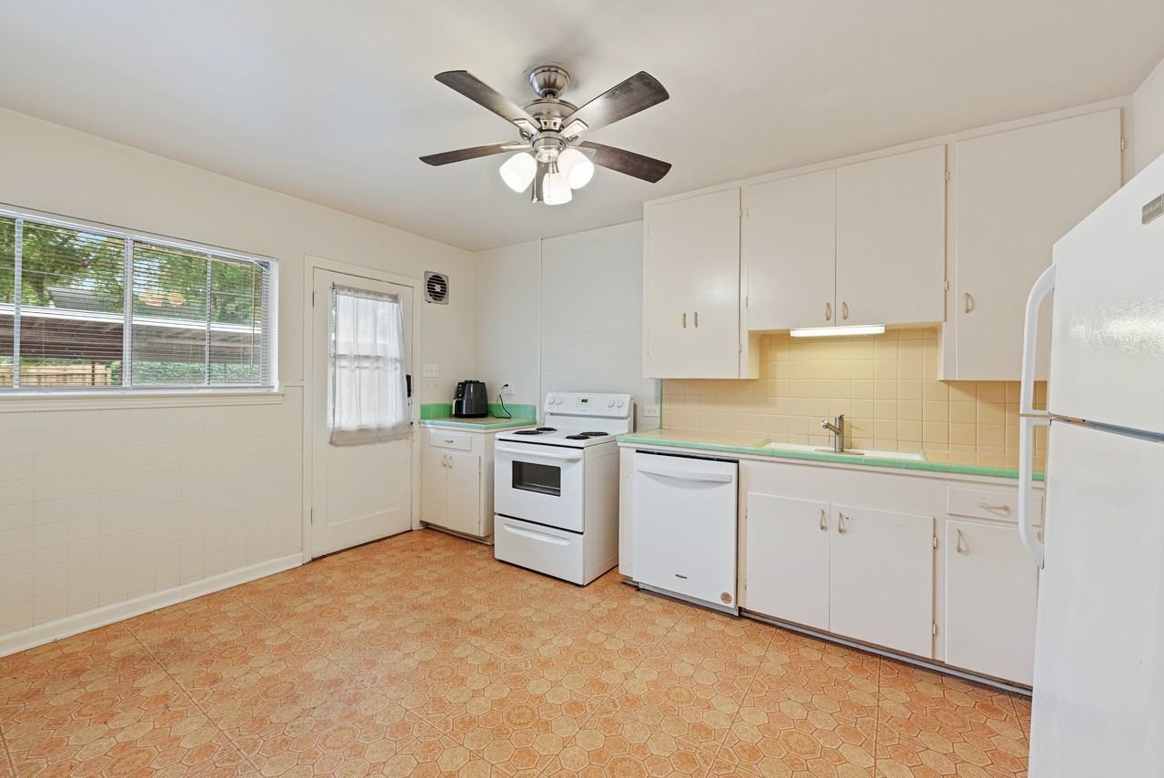 417 W Gramercy Pl #2 - Photo 5 of 16