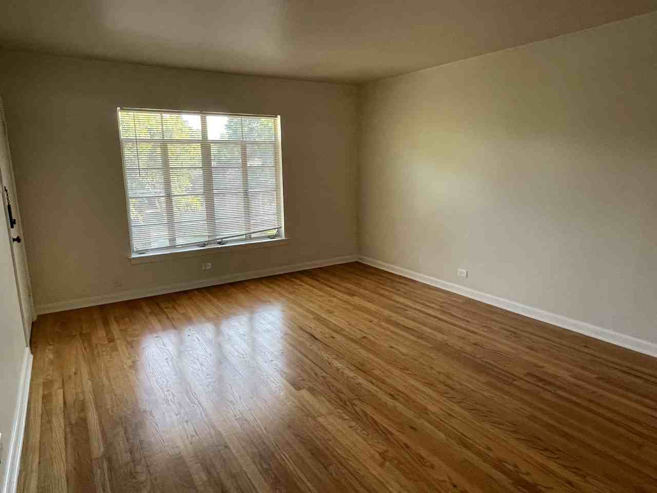 417 W Gramercy Pl #4 - Photo 3 of 18