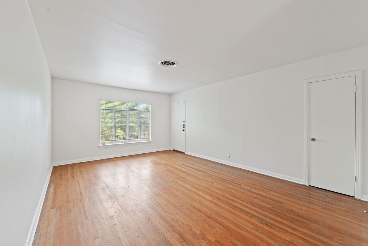 417 W Gramercy Pl #3 - Photo 2 of 16