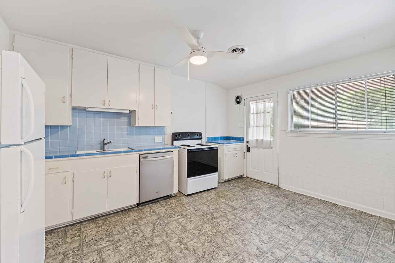 417 W Gramercy Pl #3 - Photo 4 of 16