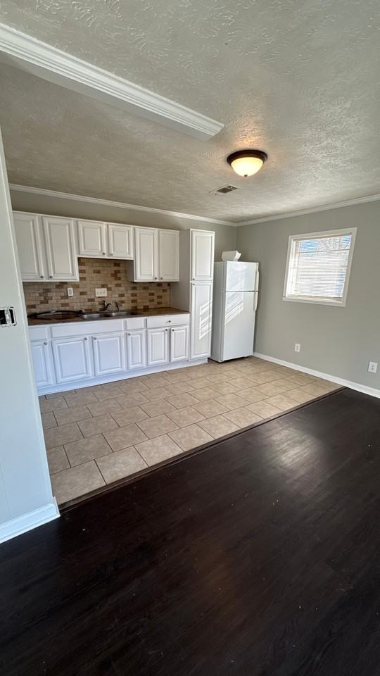 3002 Dobbs Cir - Photo 2 of 8