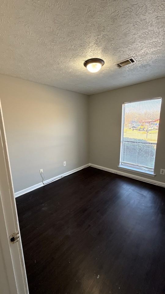 3002 Dobbs Cir - Photo 6 of 8