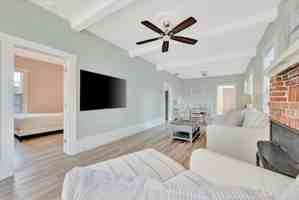 featured image of 207 6th St N