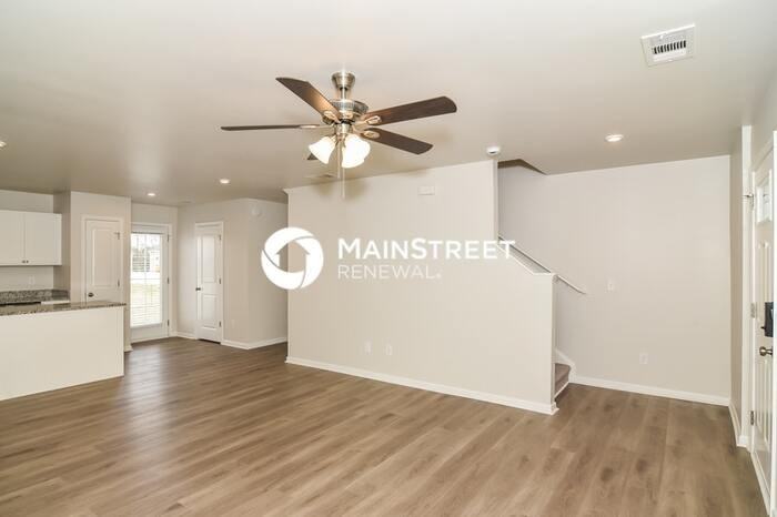 942 Blue Ash Way - Photo 3 of 18