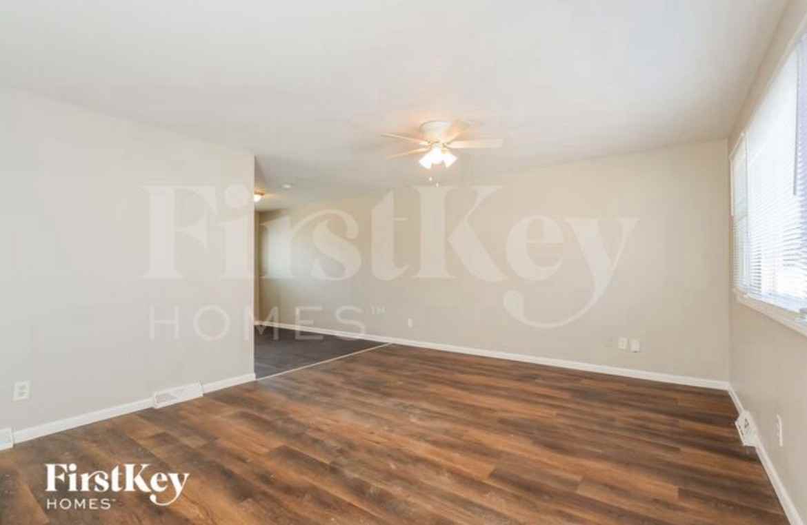 957 Lorraine Avenue - Photo 4 of 8