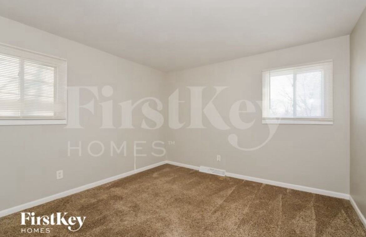 957 Lorraine Avenue - Photo 6 of 8