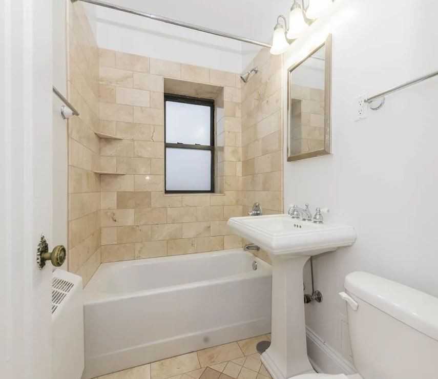 W Fullerton Ave & N Clark St - Photo 6 of 11