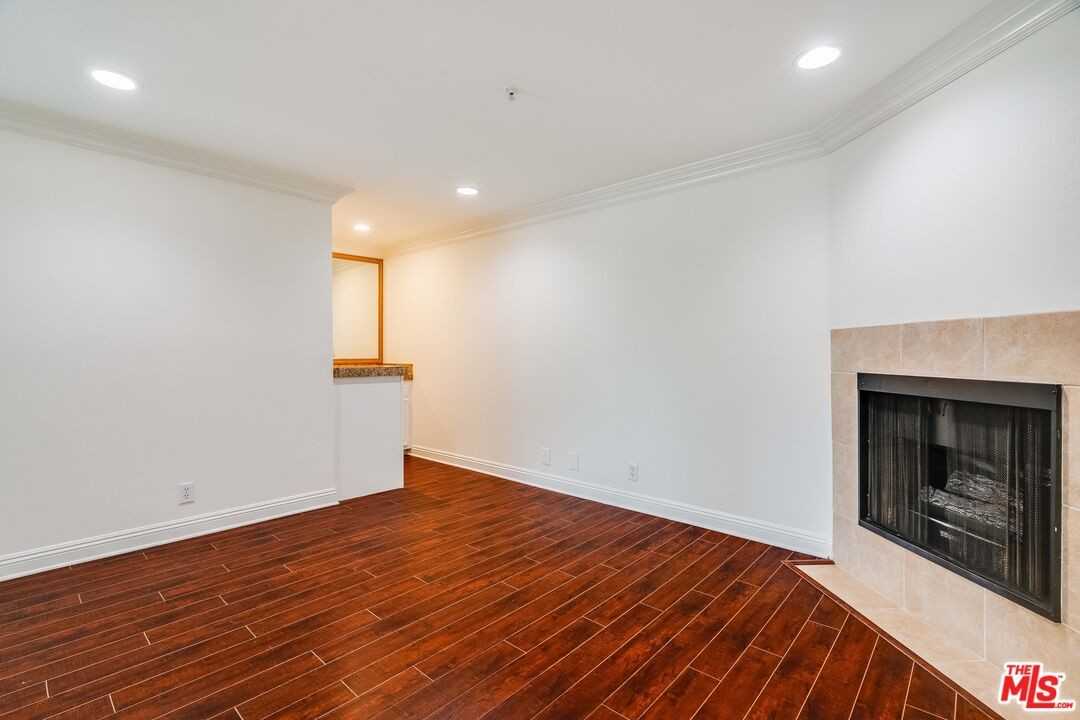 1508 Veteran Ave #1508-301 - Photo 3 of 21