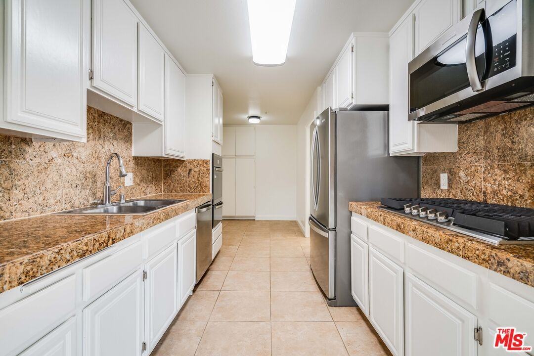 1508 Veteran Ave #1508-301 - Photo 4 of 21