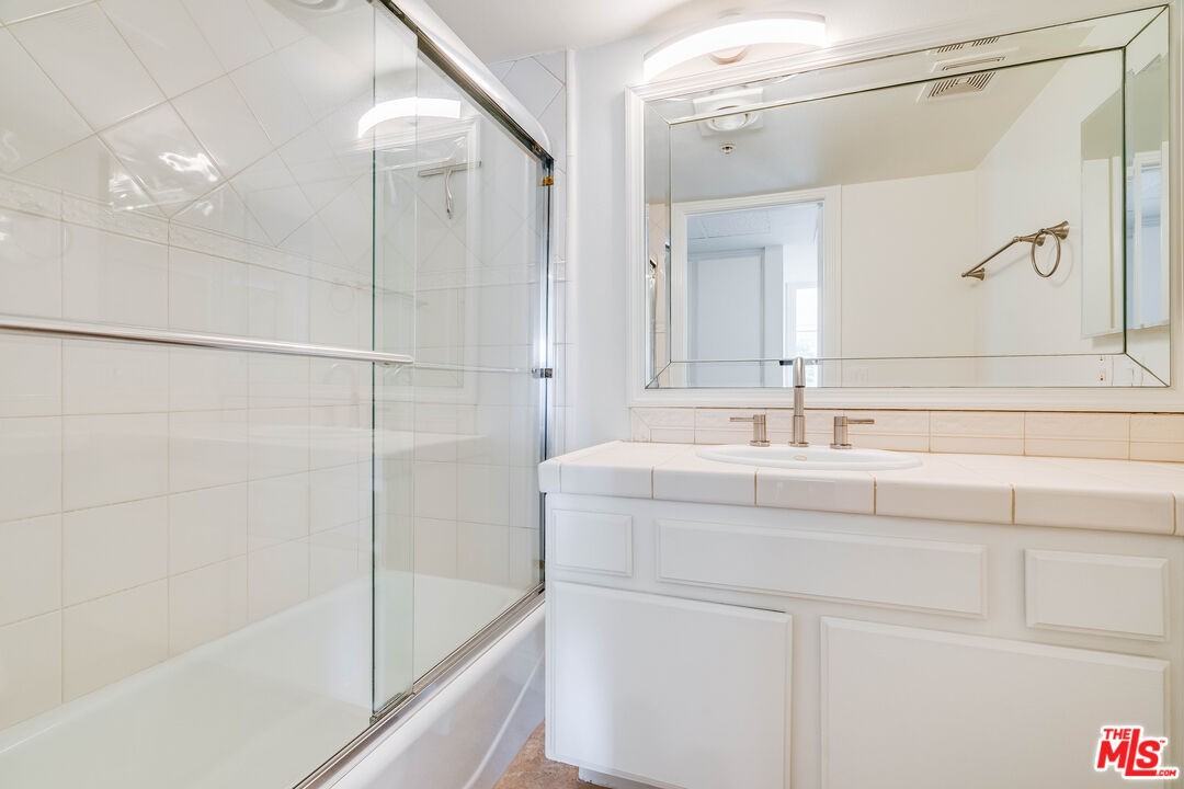 1508 Veteran Ave #1508-301 - Photo 7 of 21