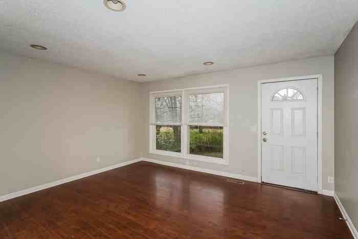 112 Bluegrass Rd - Photo 4 of 12