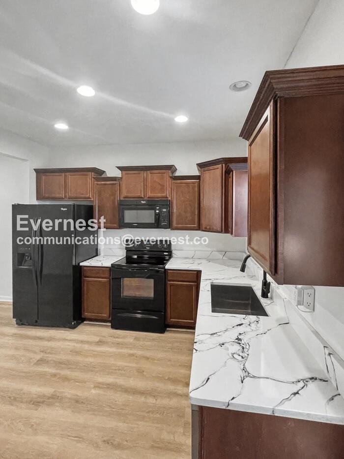 1522 Sprucedale Dr - Photo 3 of 25