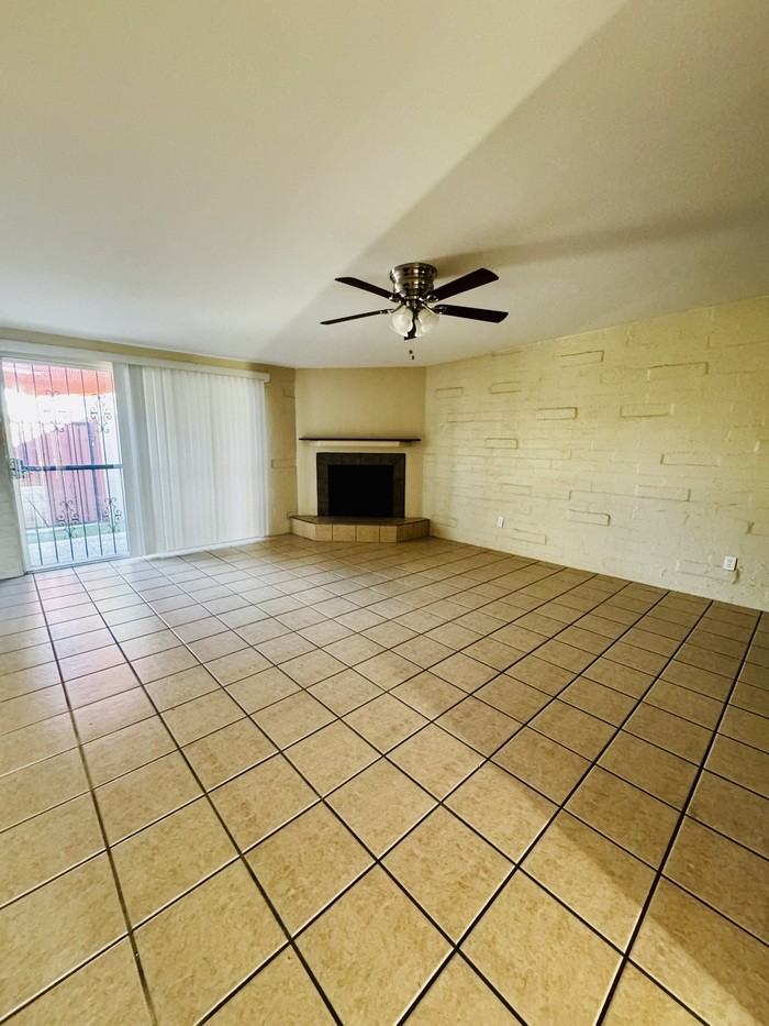 2870 N Beverly Ave - Photo 3 of 19