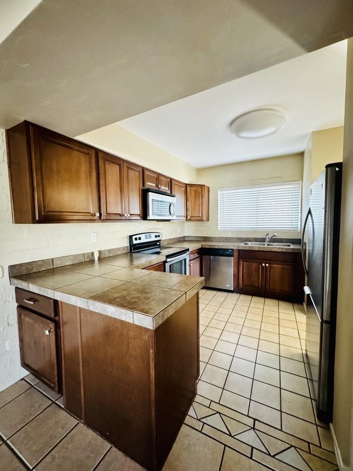 2870 N Beverly Ave - Photo 4 of 19