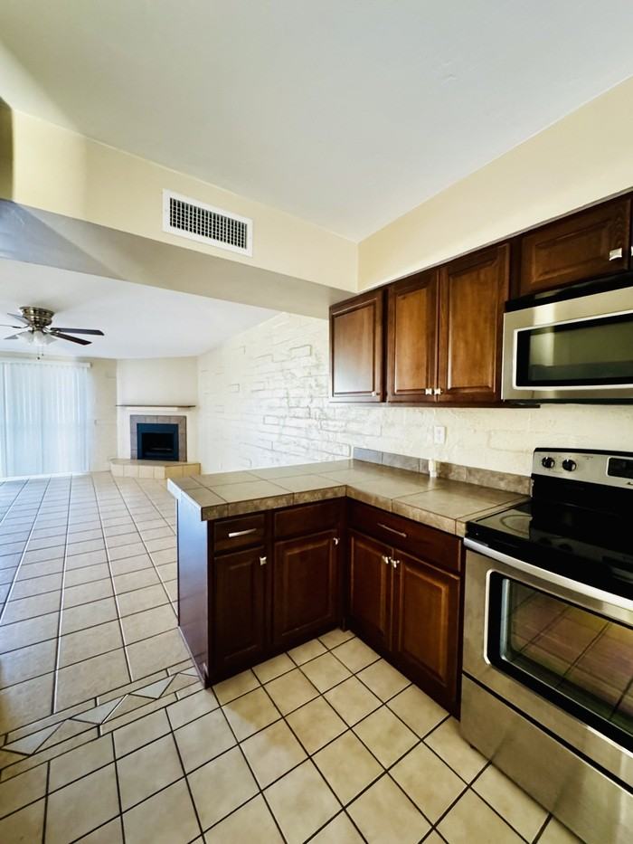 2870 N Beverly Ave - Photo 5 of 19