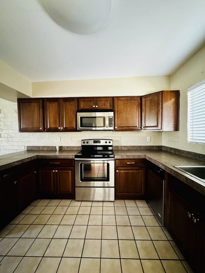 2870 N Beverly Ave - Photo 6 of 19