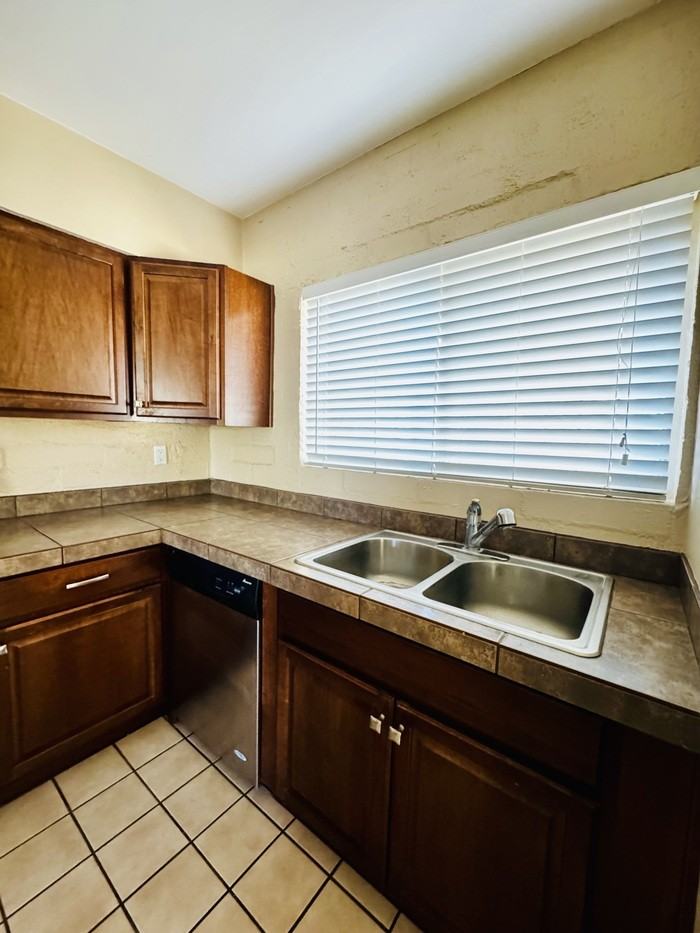 2870 N Beverly Ave - Photo 7 of 19