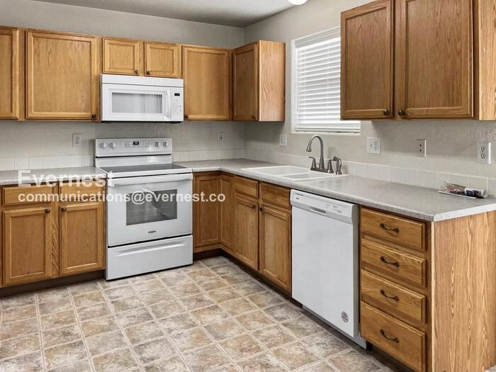 451 Stardust Ct - Photo 3 of 21