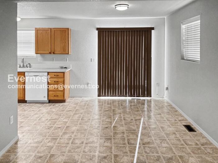 451 Stardust Ct - Photo 4 of 21