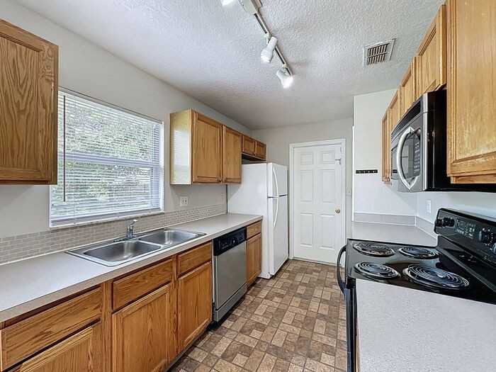 162 Guadalajara Dr - Photo 3 of 37