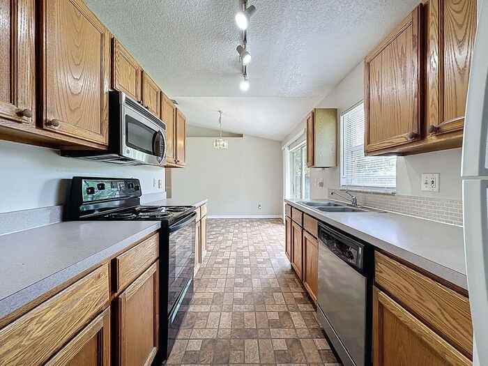 162 Guadalajara Dr - Photo 4 of 37