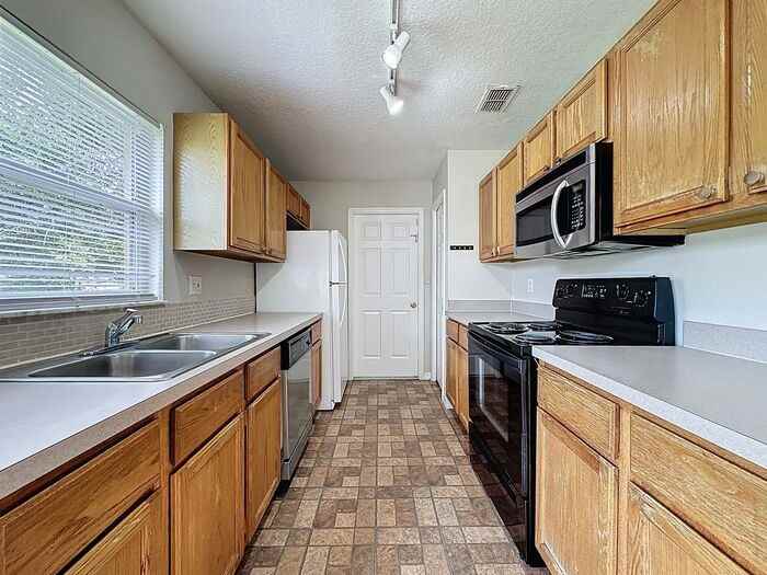 162 Guadalajara Dr - Photo 5 of 37