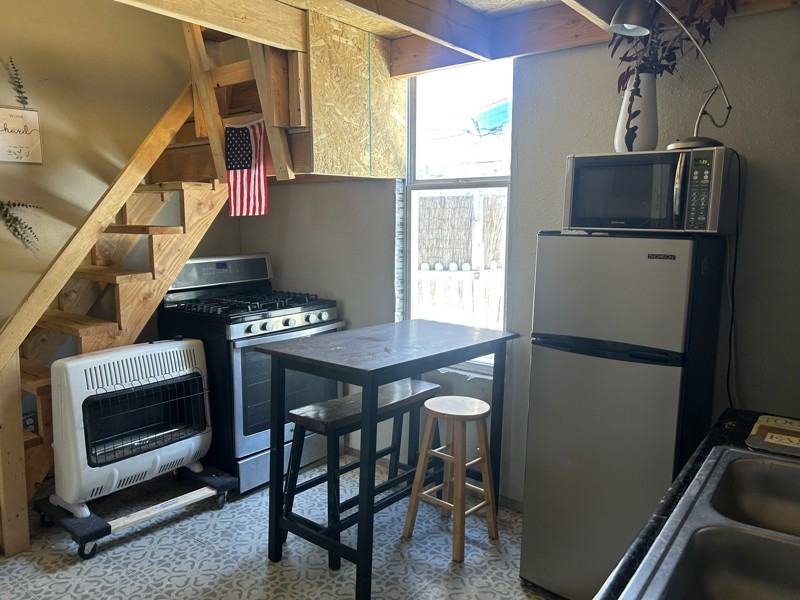 815 E 10th St #1 - Photo 3 of 18