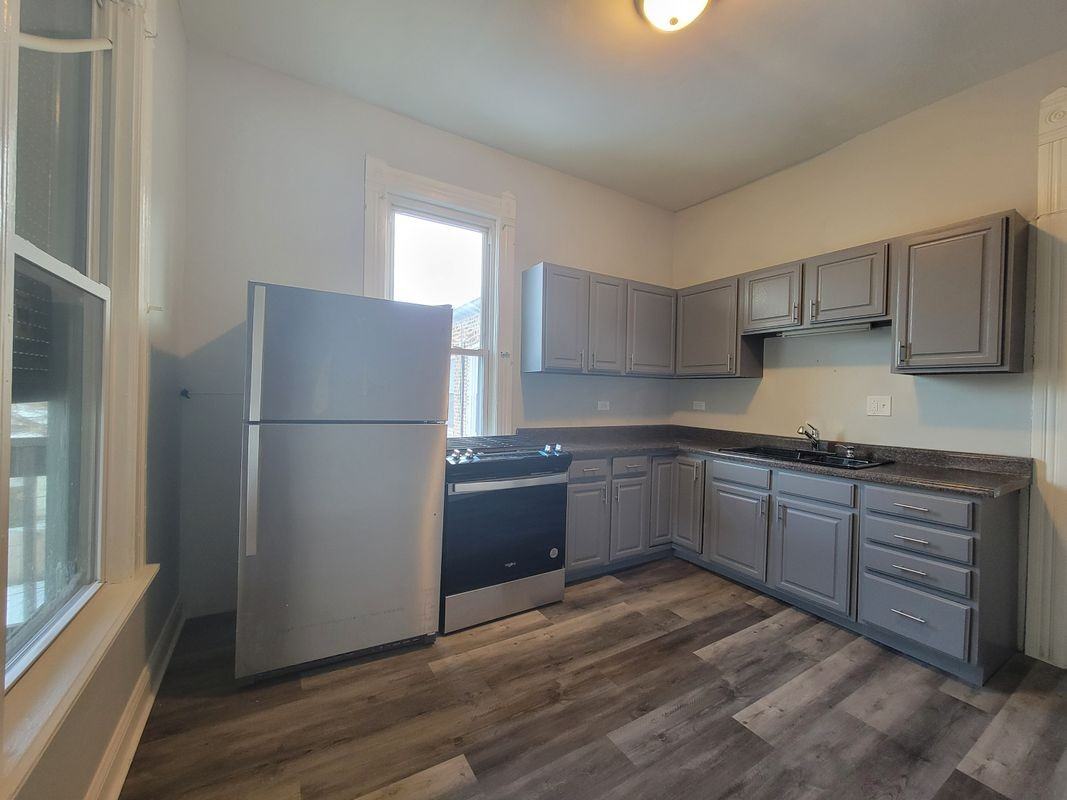 1302 E 72nd St ##2 - Photo 3 of 9