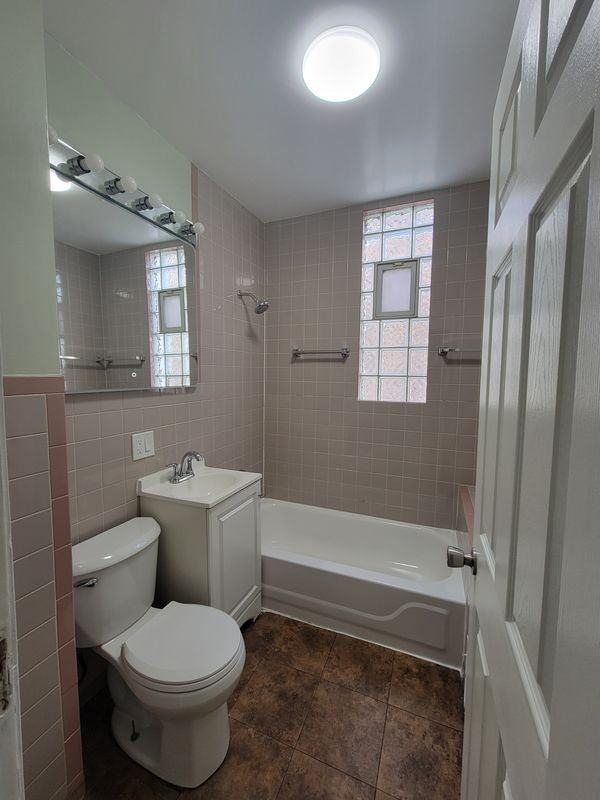 1302 E 72nd St ##2 - Photo 4 of 9