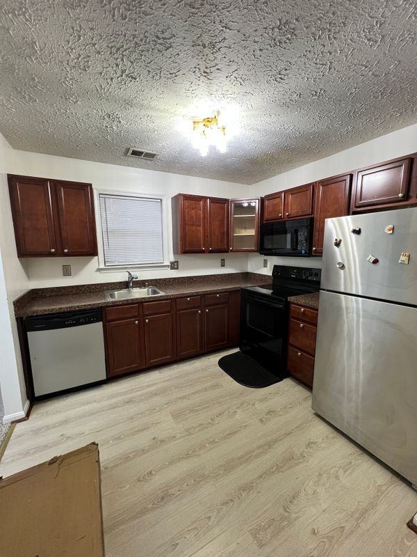 4201 Drake Ct - Photo 2 of 9