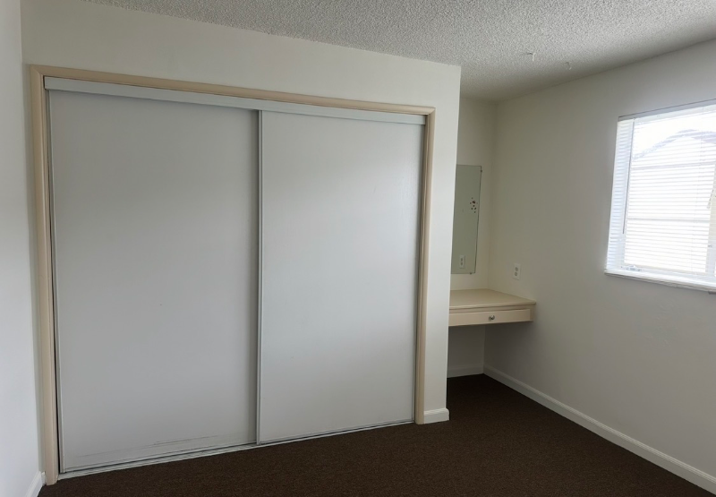 11914 Downey Ave - Photo 3 of 5