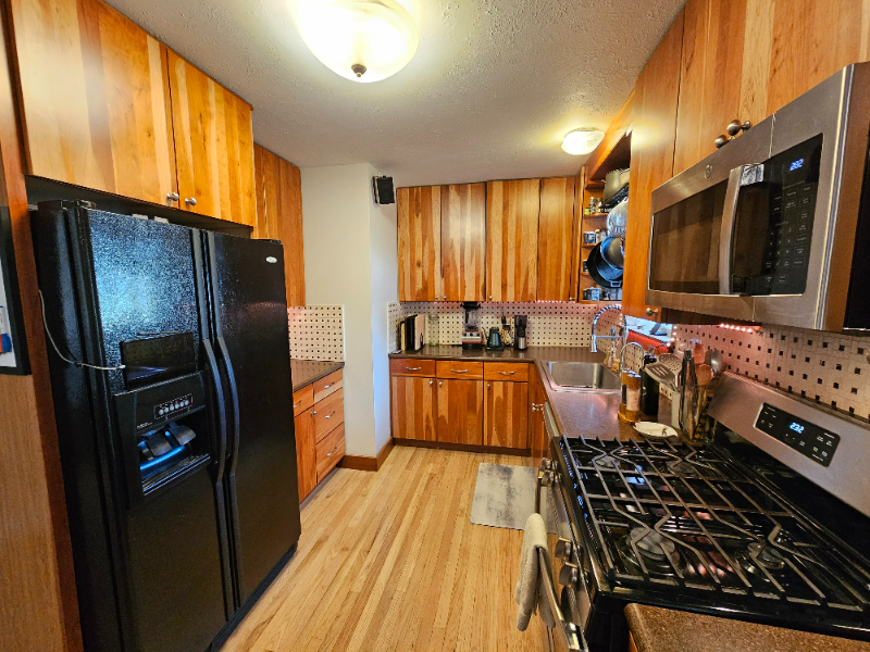 880 35th St #A - Photo 4 of 20