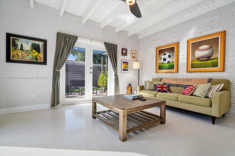 1900 Ne 42nd St - Photo 5 of 18