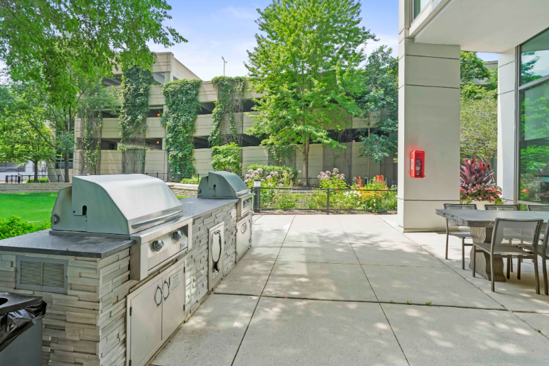 894 S Clark St - Photo 6 of 7