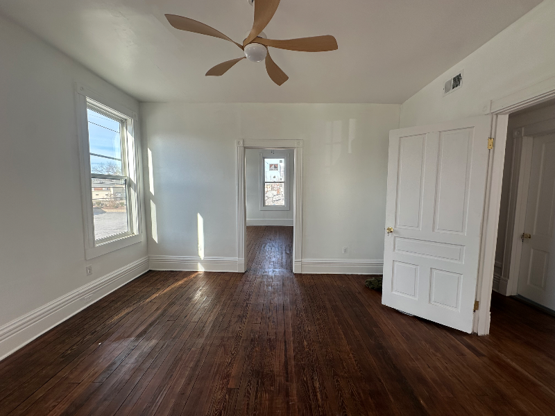 2567 Bank St - Photo 5 of 14