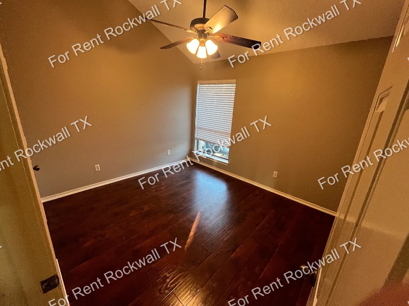 526 Yacht Club Dr - Photo 5 of 9