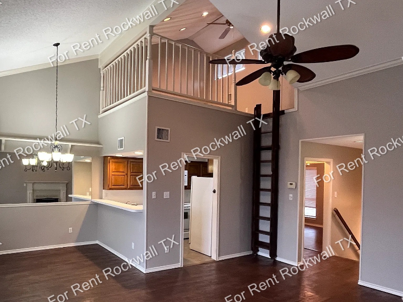 526 Yacht Club Dr - Photo 3 of 9