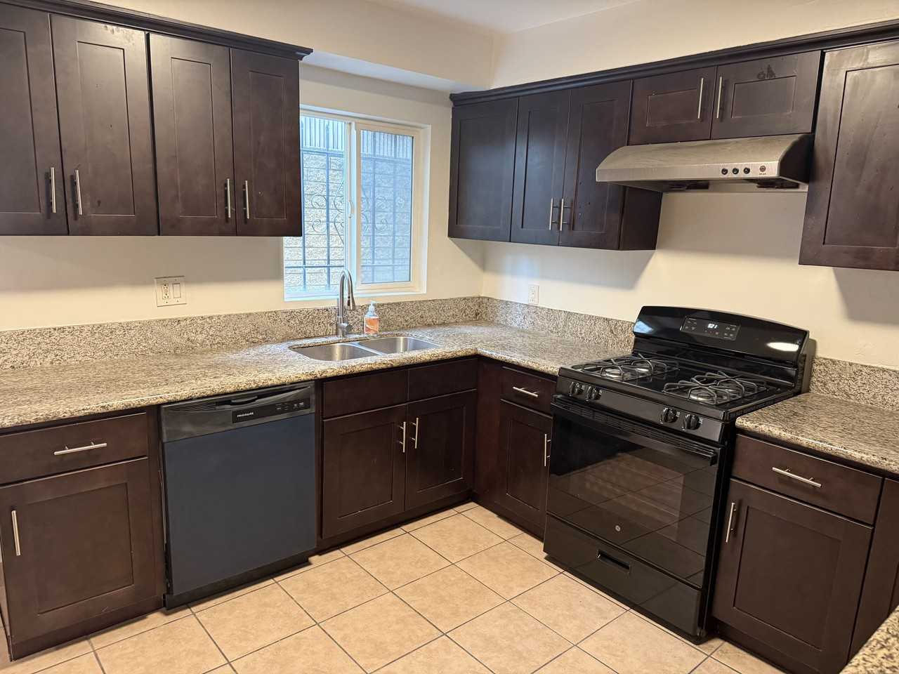 960 Yale St #964YALE - Photo 7 of 19