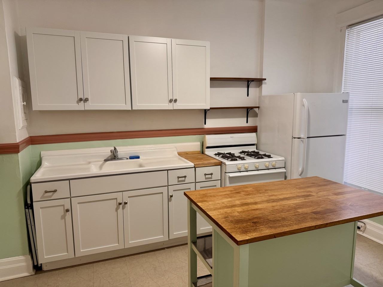 325 W Grand Blvd #1 - Photo 2 of 18