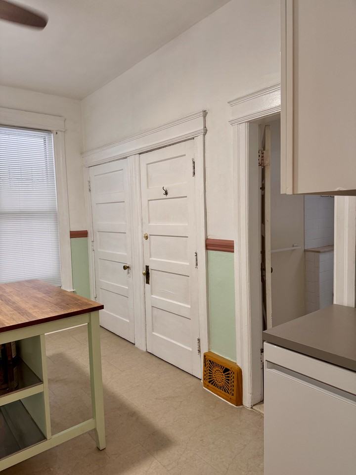 325 W Grand Blvd #1 - Photo 3 of 18