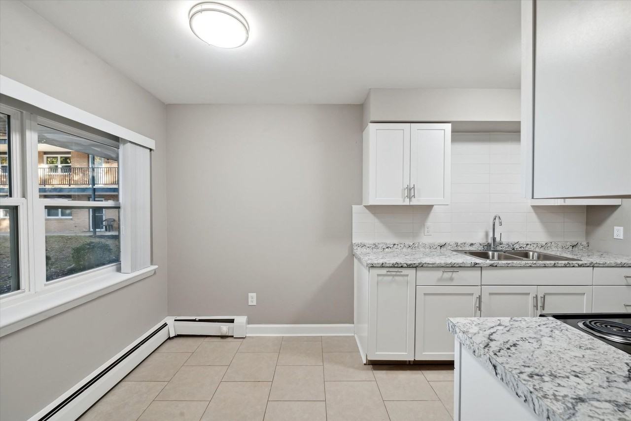 3838 W Sylvania Ave - Photo 5 of 26