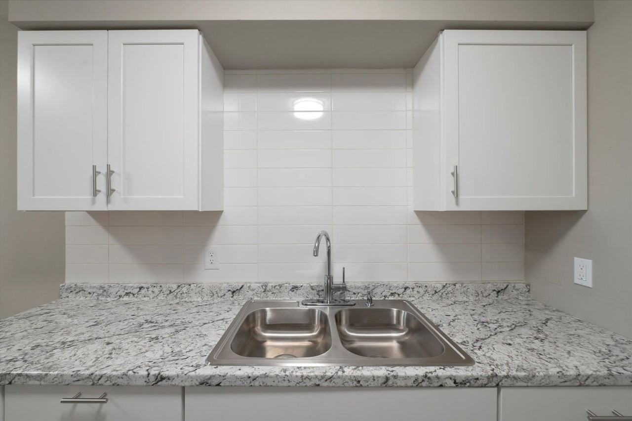 3838 W Sylvania Ave - Photo 6 of 26