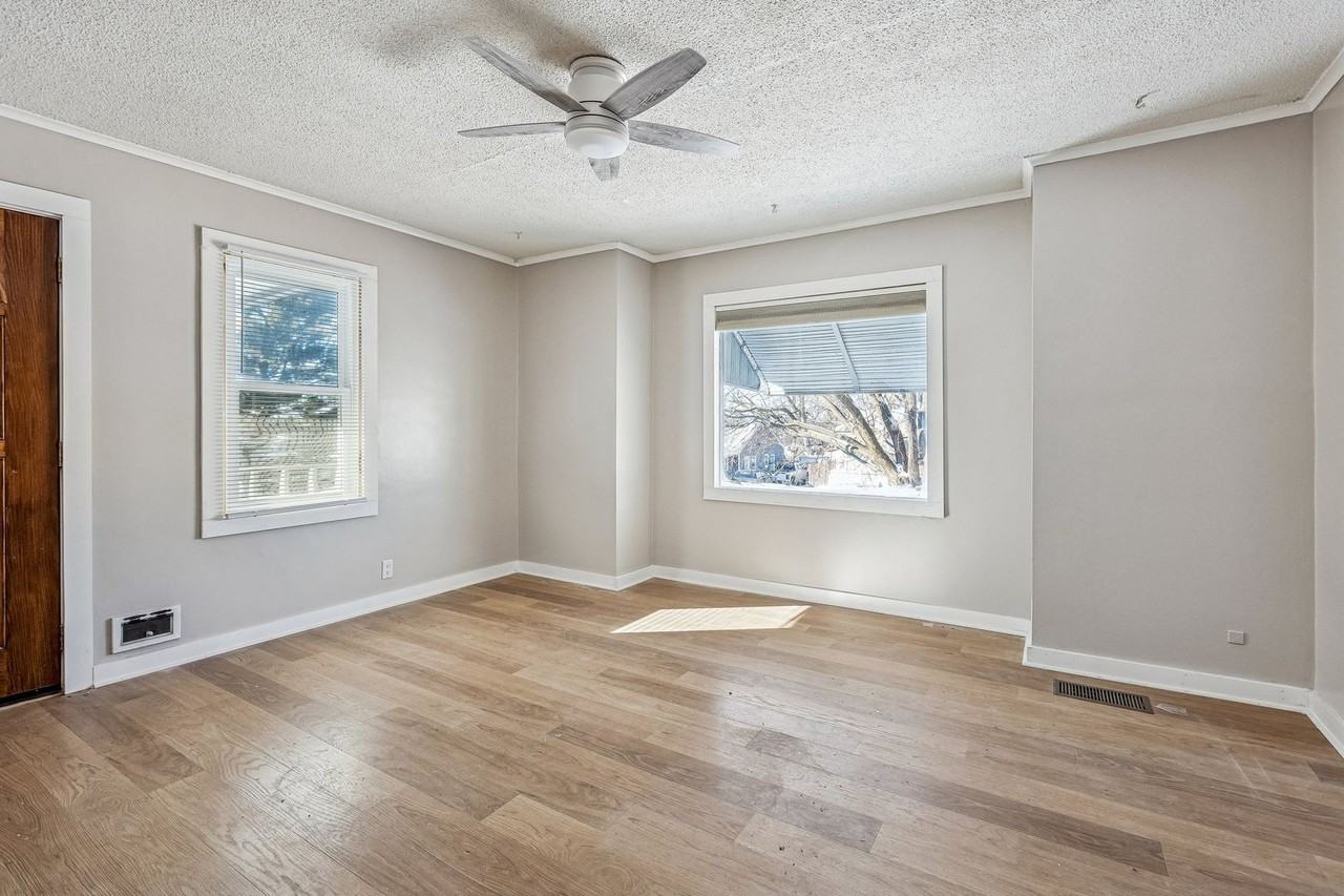 6219 S 40th St - Photo 4 of 21