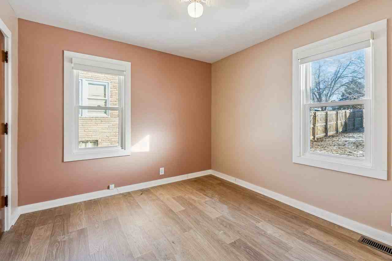 6219 S 40th St - Photo 7 of 21