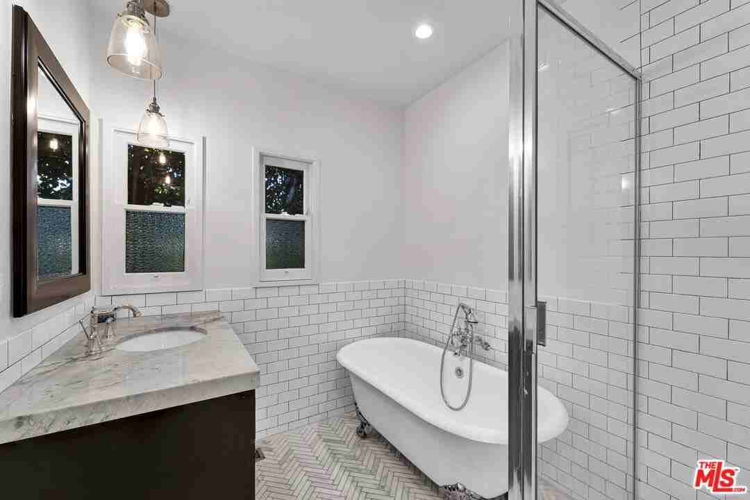 918 N Genesee Ave - Photo 2 of 8