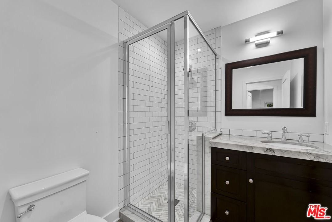 918 N Genesee Ave - Photo 4 of 8