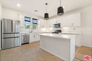 725 Daniel Freeman Cir - Photo 2 of 8