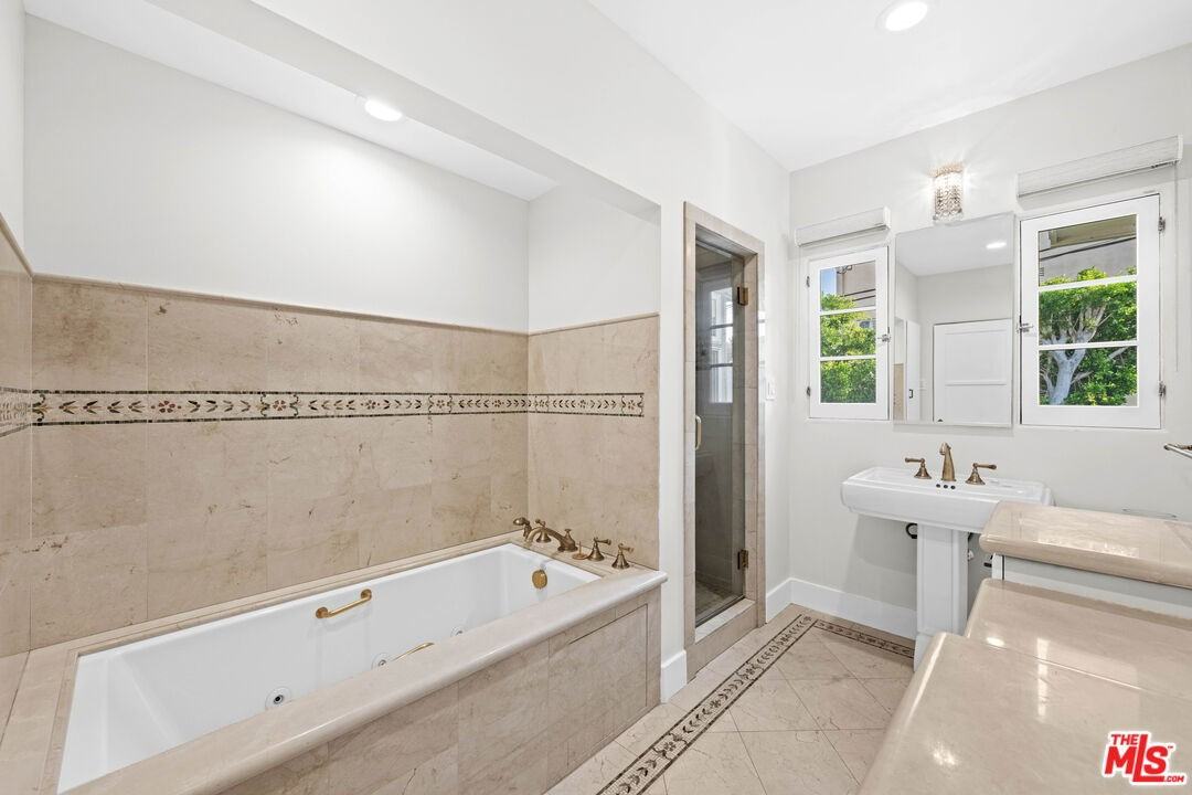 208 S Rodeo Dr - Photo 2 of 8