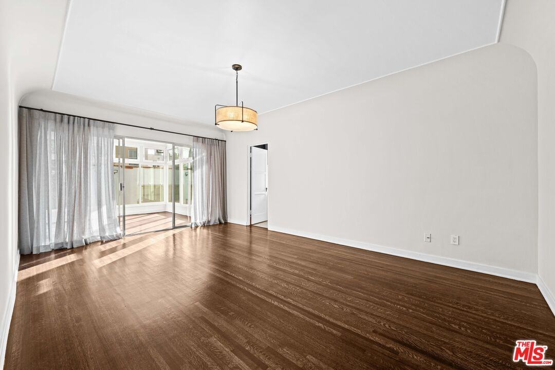 208 S Rodeo Dr - Photo 4 of 8